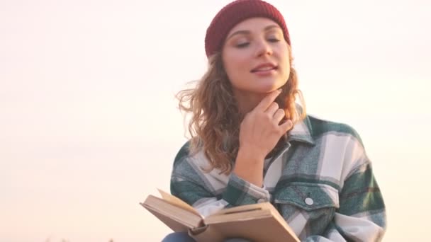 Mujer Rubia Feliz Con Sombrero Camisa Cuadros Libro Lectura Mientras — Vídeo de stock