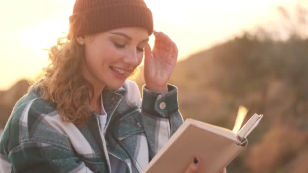 Mujer Rubia Agradable Con Sombrero Camisa Cuadros Leer Libro Mirando — Vídeos de Stock