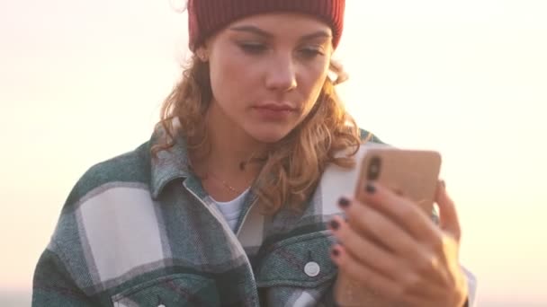 Mujer Rubia Tranquila Con Sombrero Camisa Cuadros Corrigiendo Cabello Haciendo — Vídeos de Stock