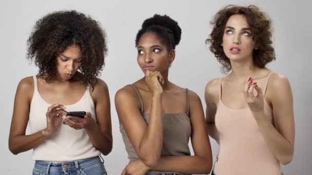 Drie Ontevreden Verveelde Multi Etnische Vrouwen Staan Terwijl Het Doden — Stockvideo