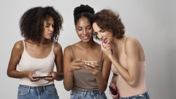 Drie Goed Uitziende Multi Etnische Vrouwen Spelen Games Hun Smartphones — Stockvideo