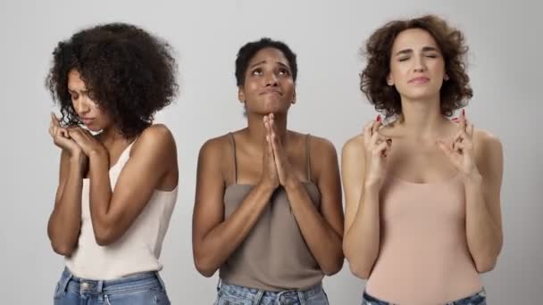 Drie Mooie Multi Etnische Vrouwen Doen Een Wens Terwijl Staan — Stockvideo