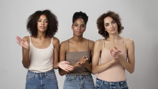 Drie Lachende Multi Etnische Vrouwen Applaudisseren Terwijl Kijken Naar Camera — Stockvideo