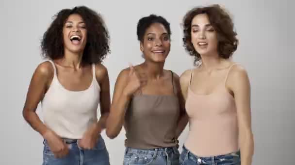 三位快乐的多民族女性站在白种人的背景上 举手投足 — 图库视频影像
