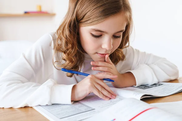 Foto Menina Caucasiana Focada Escrevendo Caderno Exercícios Fazer Lição Casa — Fotografia de Stock