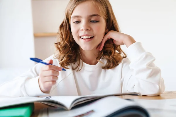 Foto Kaukasiska Glad Flicka Skriver Träningsbok Och Ler När Gör — Stockfoto