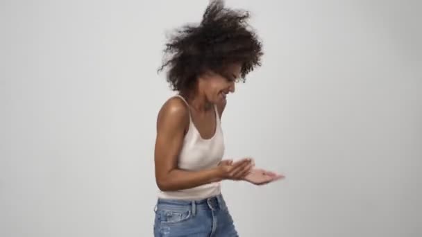 Una Felice Donna Afro Americana Sorridente Sta Ballando Isolata Sfondo — Video Stock