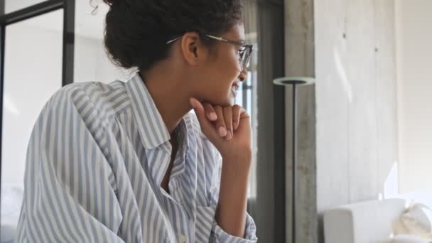 Una Joven Empresaria Africana Sonriente Está Usando Computadora Portátil Sentada — Vídeos de Stock