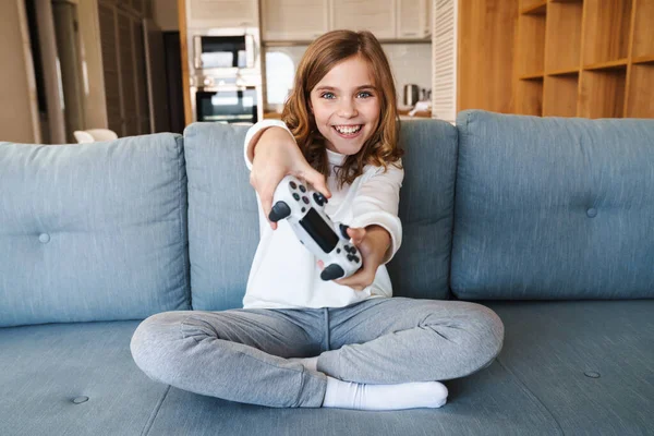 Foto Van Grappig Kaukasisch Meisje Glimlachen Videospel Spelen Met Joystick — Stockfoto