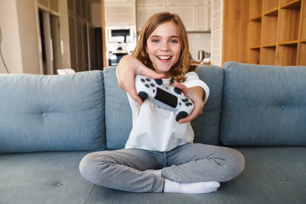 Foto Chica Agradable Emocionada Sonriendo Jugando Videojuego Con Joystick Mientras —  Fotos de Stock