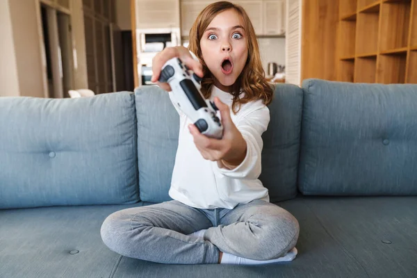 Foto Chica Agradable Emocionada Sonriendo Jugando Videojuego Con Joystick Mientras —  Fotos de Stock