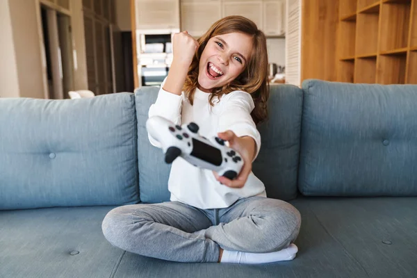 Foto Una Ragazza Eccitata Che Gesto Del Vincitore Gioca Videogioco — Foto Stock