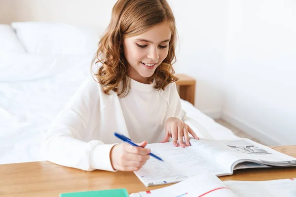 Foto Menina Feliz Caucasiana Escrevendo Caderno Exercícios Sorrindo Fazer Lição — Fotografia de Stock