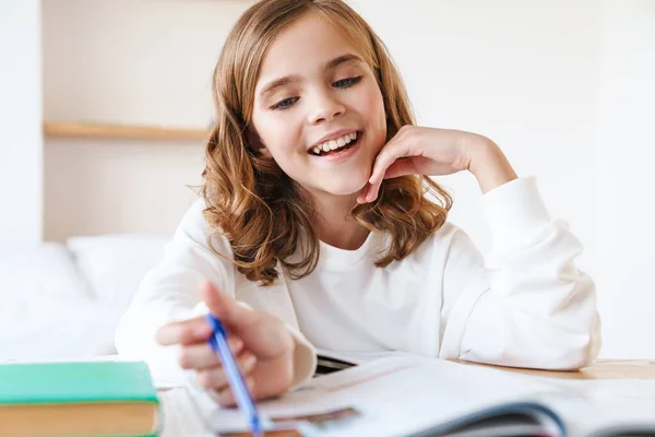 Foto Menina Feliz Caucasiana Escrevendo Caderno Exercícios Sorrindo Fazer Lição — Fotografia de Stock