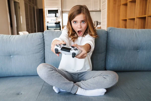 Foto Chica Caucásica Asustada Jugando Videojuego Con Joystick Mientras Está —  Fotos de Stock