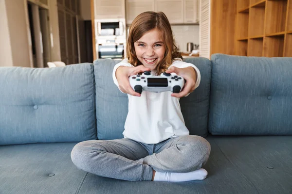 Foto Menina Agradável Animado Sorrindo Jogando Videogame Com Joystick Enquanto — Fotografia de Stock