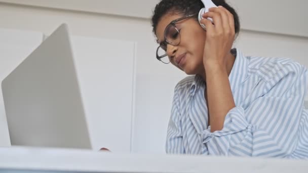 Une Jeune Femme Affaires Africaine Souriante Avec Casque Utilise Son — Video