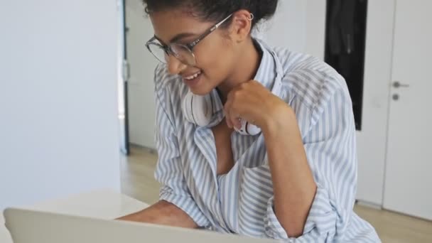 Eine Freundliche Junge Afrikanische Geschäftsfrau Mit Brille Sitzt Mit Ihrem — Stockvideo
