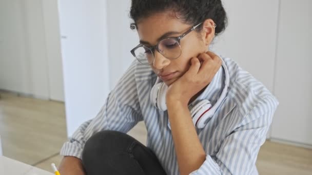 Una Joven Atractiva Empresaria Africana Con Gafas Está Escribiendo Cuaderno — Vídeos de Stock