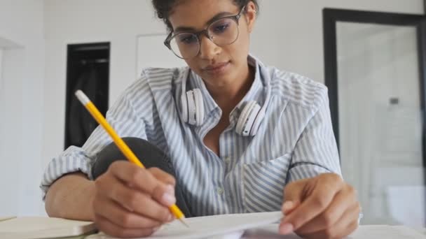 Una Joven Bonita Empresaria Africana Con Gafas Está Tomando Notas — Vídeos de Stock