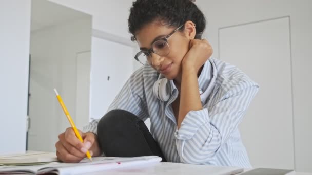 Uma Jovem Mulher Negócios Africana Atraente Usando Óculos Está Fazendo — Vídeo de Stock