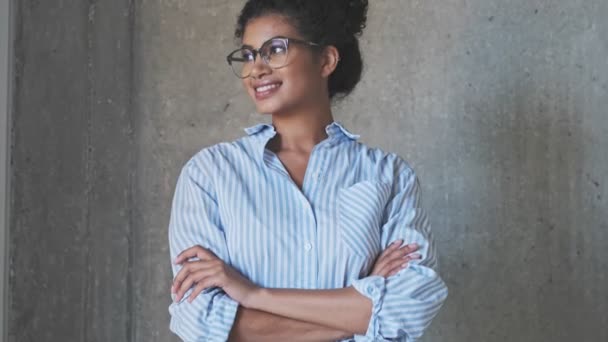 Una Simpática Joven Empresaria Africana Sonriente Con Gafas Está Pie — Vídeos de Stock