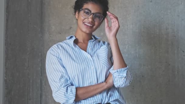 Una Simpática Joven Empresaria Africana Sonriente Con Gafas Posando Pie — Vídeos de Stock