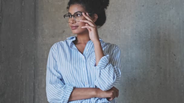 Una Hermosa Joven Empresaria Africana Posa Sonríe Cámara Pie Sobre — Vídeos de Stock