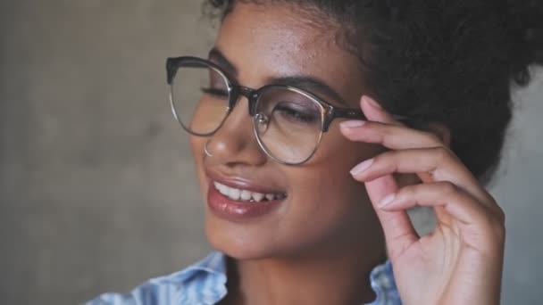 Una Vista Cerca Una Joven Mujer Africana Sonriente Está Mirando — Vídeos de Stock