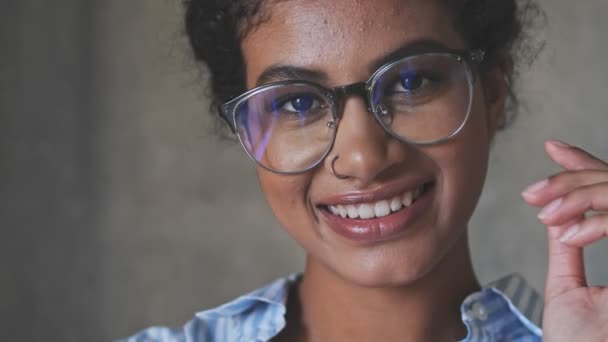 Una Vista Cerca Una Hermosa Joven Africana Está Enviando Beso — Vídeos de Stock