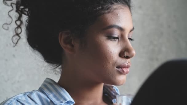 Een Close Van Een Kalme Jonge Afrikaanse Vrouw Drinkt Thuis — Stockvideo