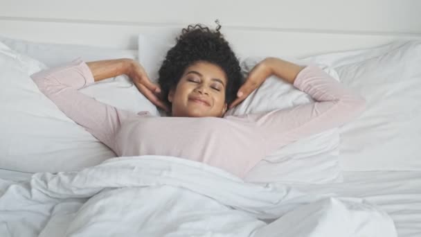 Una Hermosa Joven Africana Está Levantando Dormitorio Blanco Casa — Vídeos de Stock