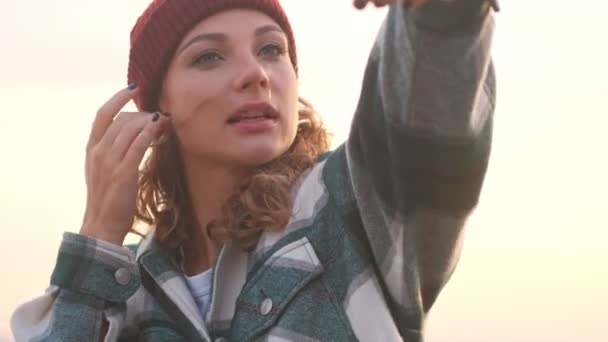 Mulher Loira Feliz Usando Chapéu Camisa Xadrez Fazendo Selfie Smartphone — Vídeo de Stock