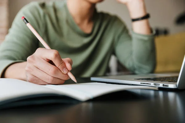 Imagen Joven Asiático Con Anteojos Apuntando Notas Usando Laptop Apartamento —  Fotos de Stock