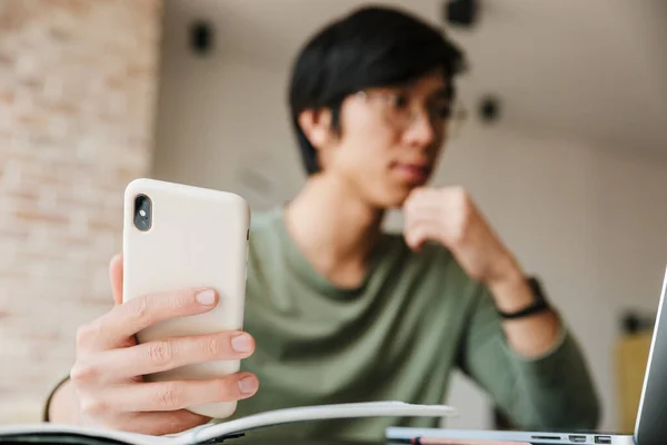 Obrázek Pohledný Mladý Asijský Muž Brýlemi Pomocí Notebooku Mobilu Bytě — Stock fotografie