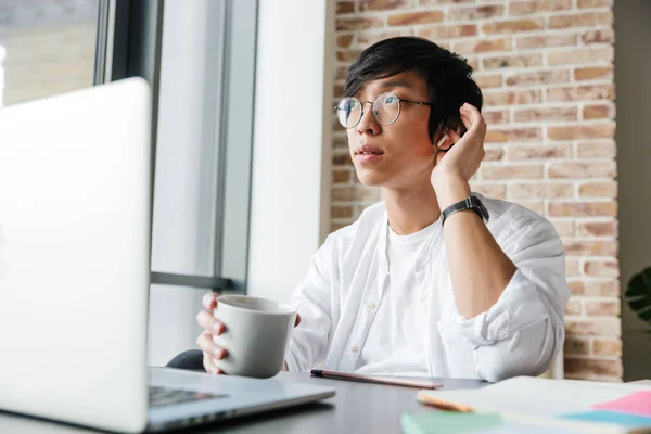 Beeld Van Knappe Jonge Aziatische Man Met Een Bril Met — Stockfoto