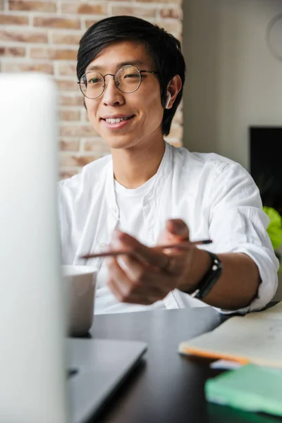 Bild Eines Hübschen Jungen Asiatischen Mannes Der Kopfhörer Mit Laptop — Stockfoto