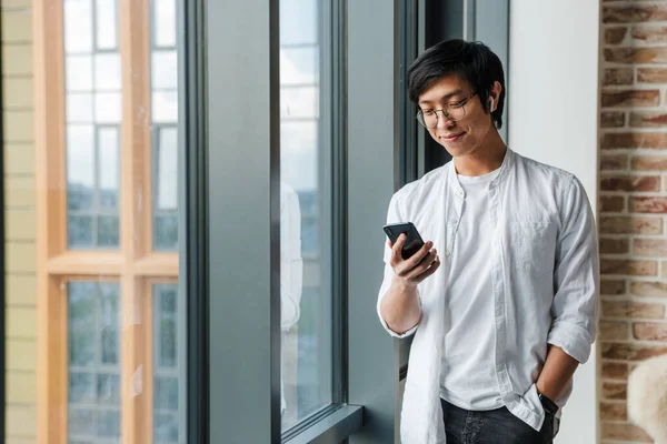 Imagen Hombre Asiático Joven Guapo Usando Auriculares Usando Teléfono Celular — Foto de Stock