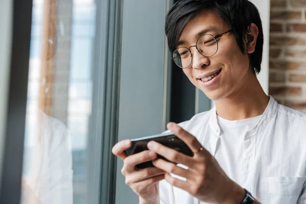 Imagen Hombre Asiático Joven Guapo Con Anteojos Sosteniendo Teléfono Celular — Foto de Stock