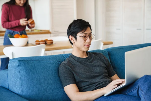 Foto Vackra Nöjda Asiatiska Par Matlagning Lunch Och Använda Laptop — Stockfoto