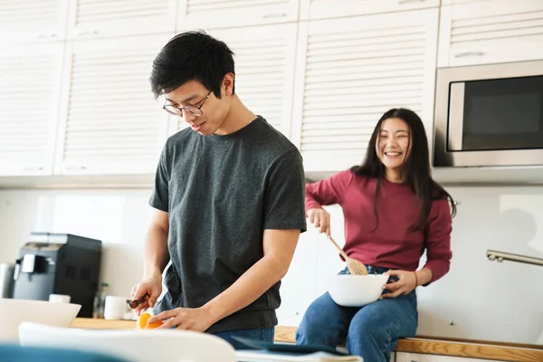 Foto Pareja Asiática Alegre Atractiva Riendo Hablando Mientras Cocina Cena — Foto de Stock