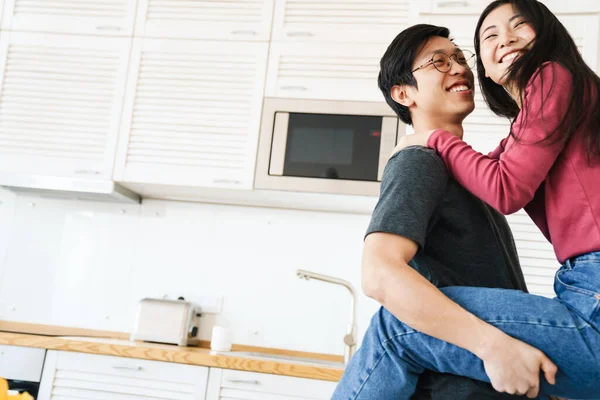 Mooi Gelukkig Jong Aziatisch Paar Omarmen Terwijl Staan Keuken — Stockfoto