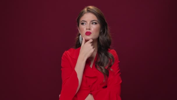 Una Atractiva Joven Soñadora Con Vestido Rojo Está Pensando Algo — Vídeos de Stock