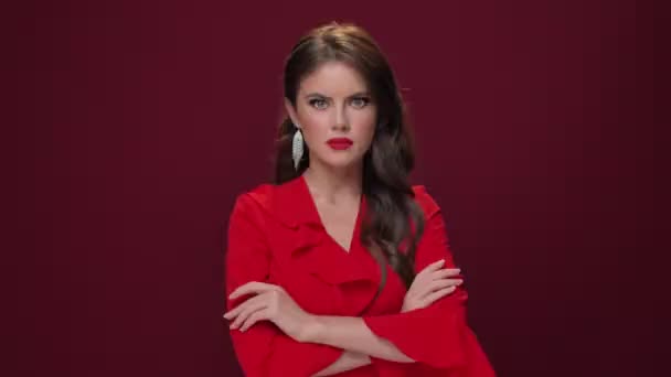 Şok Olmuş Kırmızı Elbiseli Genç Bir Kadın Şarap Rengi Arka — Stok video