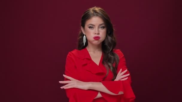Kırmızı Elbise Giyen Hoşnutsuz Genç Bir Kadın Şarap Rengi Arka — Stok video