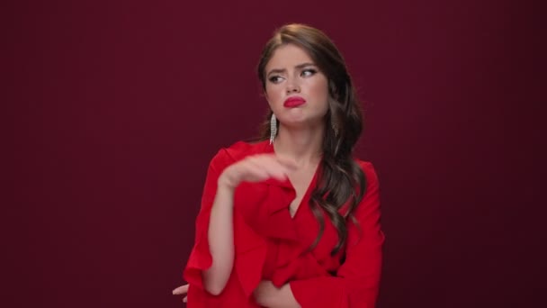 Une Femme Bouleversée Portant Une Robe Rouge Regarde Caméra Isolée — Video