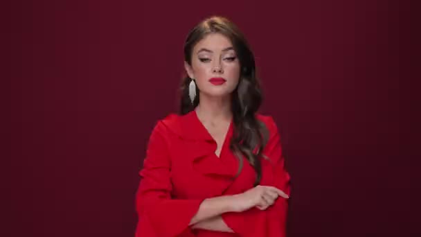 Une Femme Sérieuse Portant Une Robe Rouge Fait Geste Avec — Video