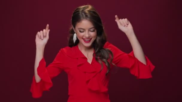 Pozitivní Usmívající Mladá Žena Červených Šatech Tanec Izolované Přes Vínové — Stock video