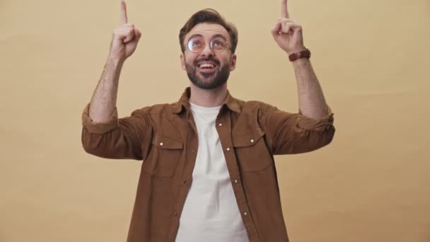 Jovem Homem Não Barbeado Satisfeito Está Levantando Dedos Mostrando Espaço — Vídeo de Stock