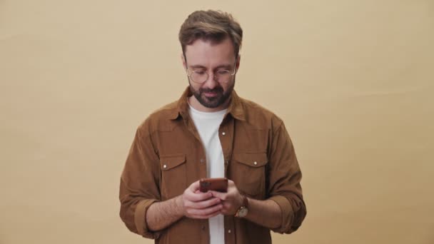 Joven Feliz Sin Afeitar Hombre Está Utilizando Teléfono Inteligente Haciendo — Vídeos de Stock